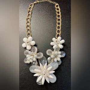 Anthropolgie Romantic White Floral Lucite Resin Gold Tone Faceted Bead Necklace